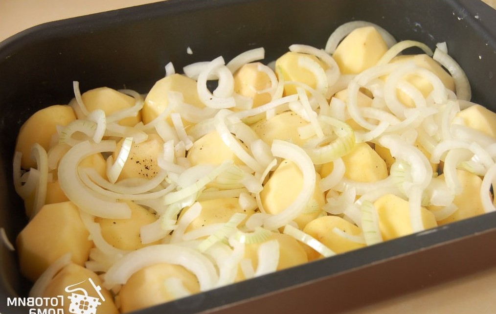 Картофель, запеченный под майонезом, рецепт с фото
